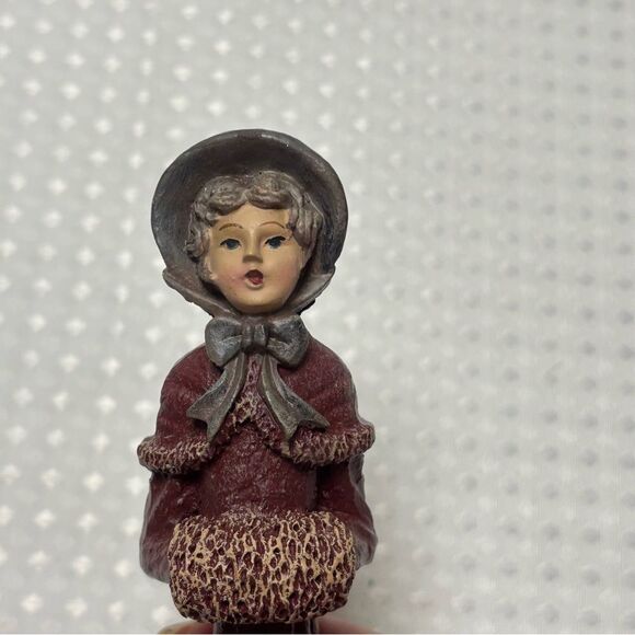 Vintage Windsor Collection Resin Christmas Caroler Family Figurines Set of 4 - Picture 6 of 9